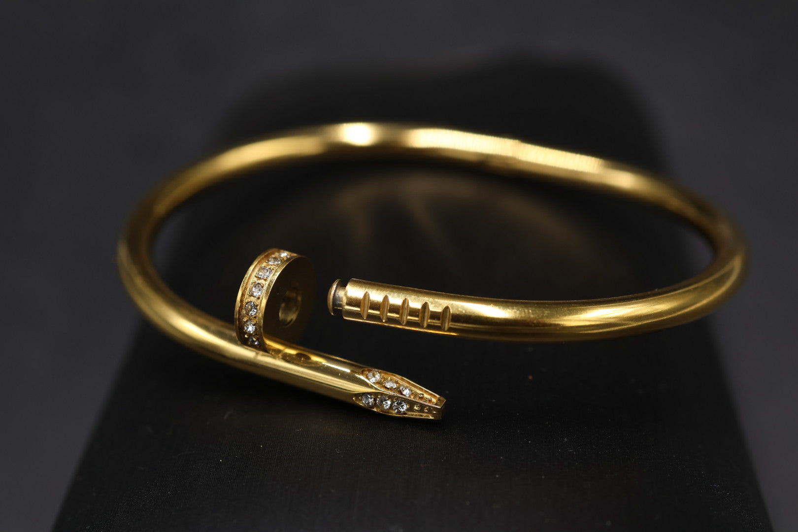 Pulsera Brazalete Clavo Drill - Dorado Zirconias.