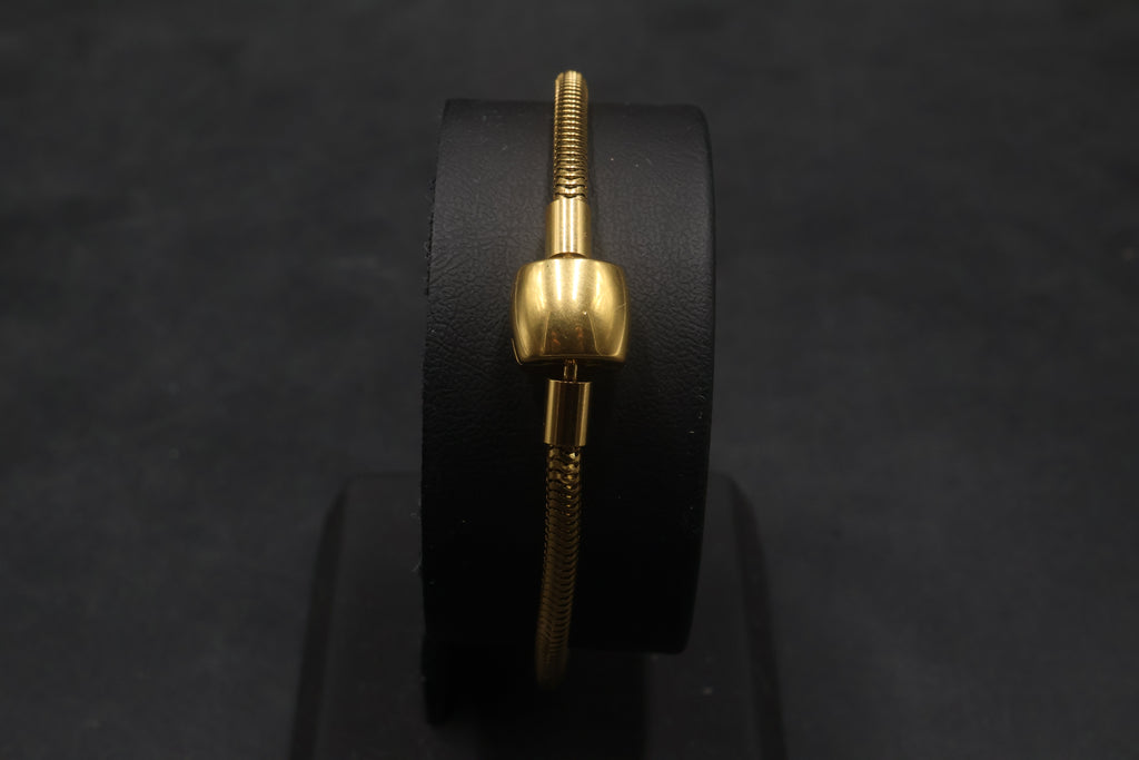 Pulsera dorada tipo Pandora 6.