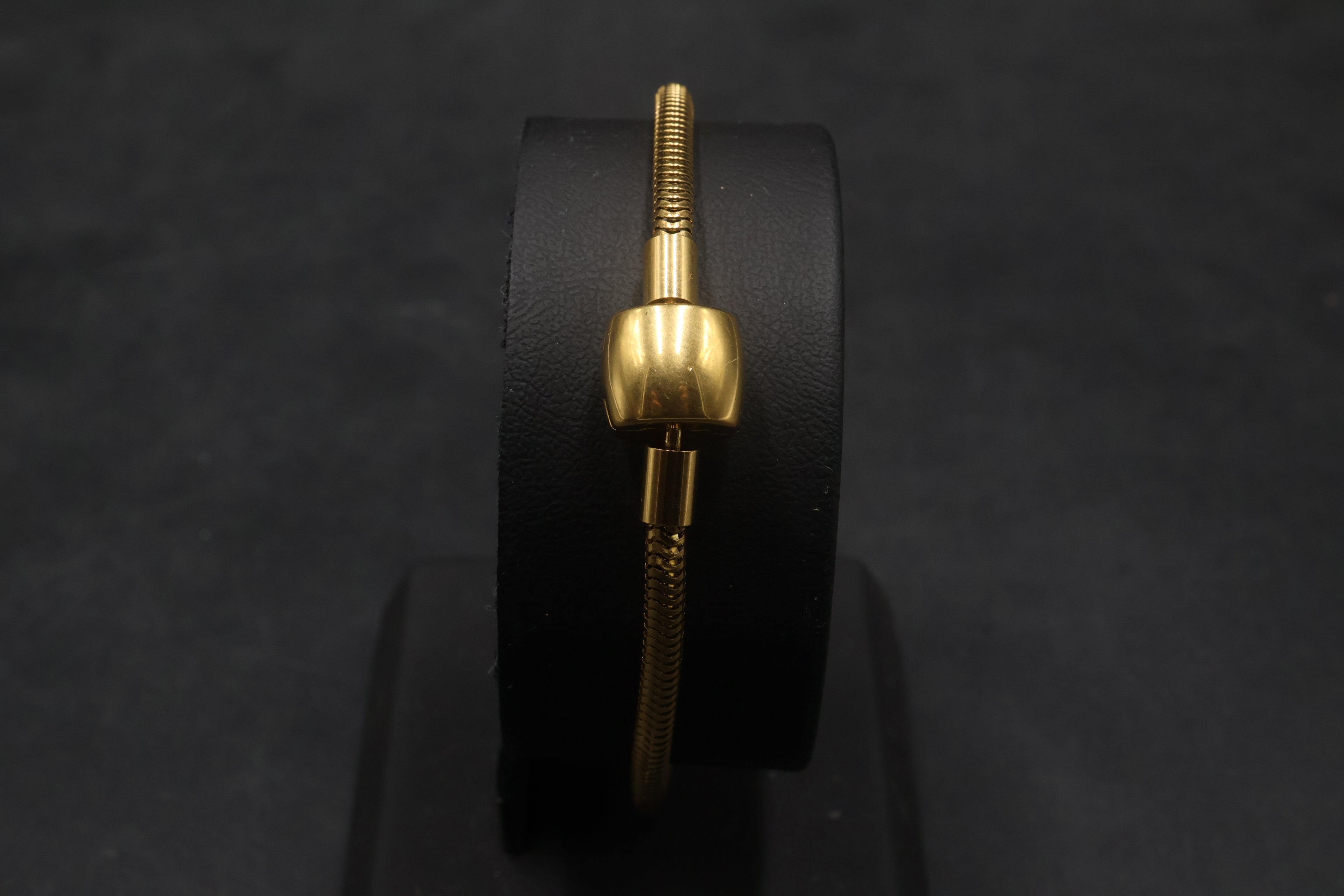 Pulsera dorada tipo Pandora 6.