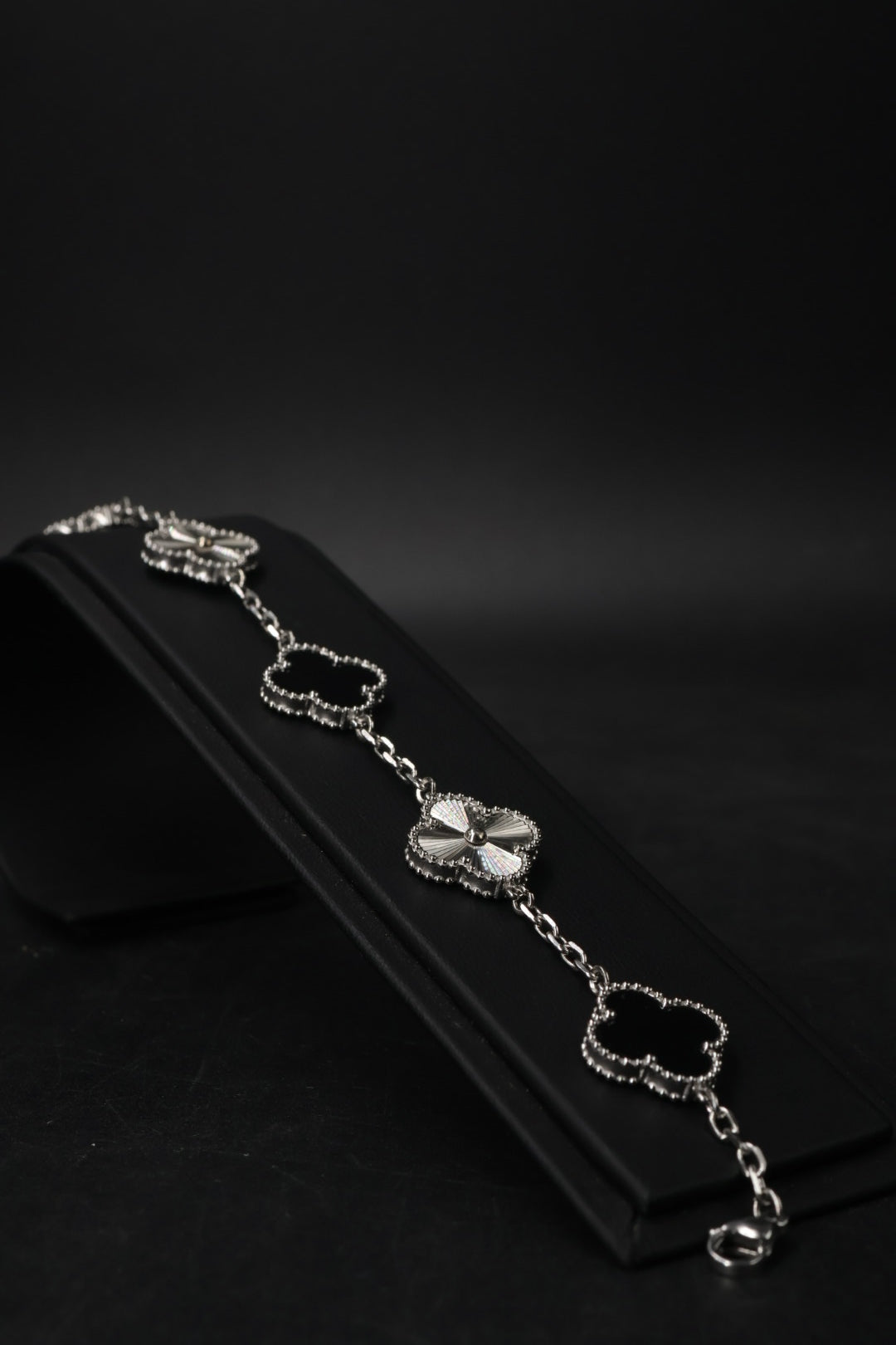 Pulsera Trébol Negro - Láser Plateado.
