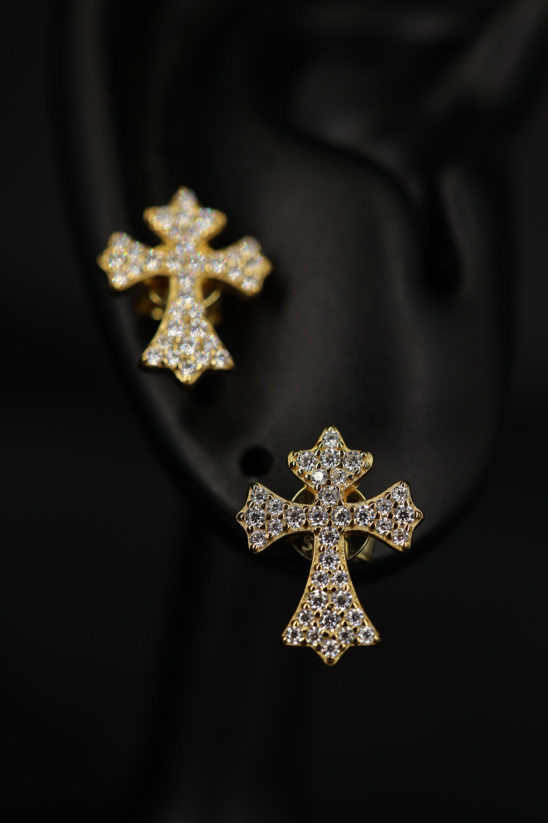 Aretes Cross Plata .925 Baño de Oro - Moissanita D 0.008 ct.