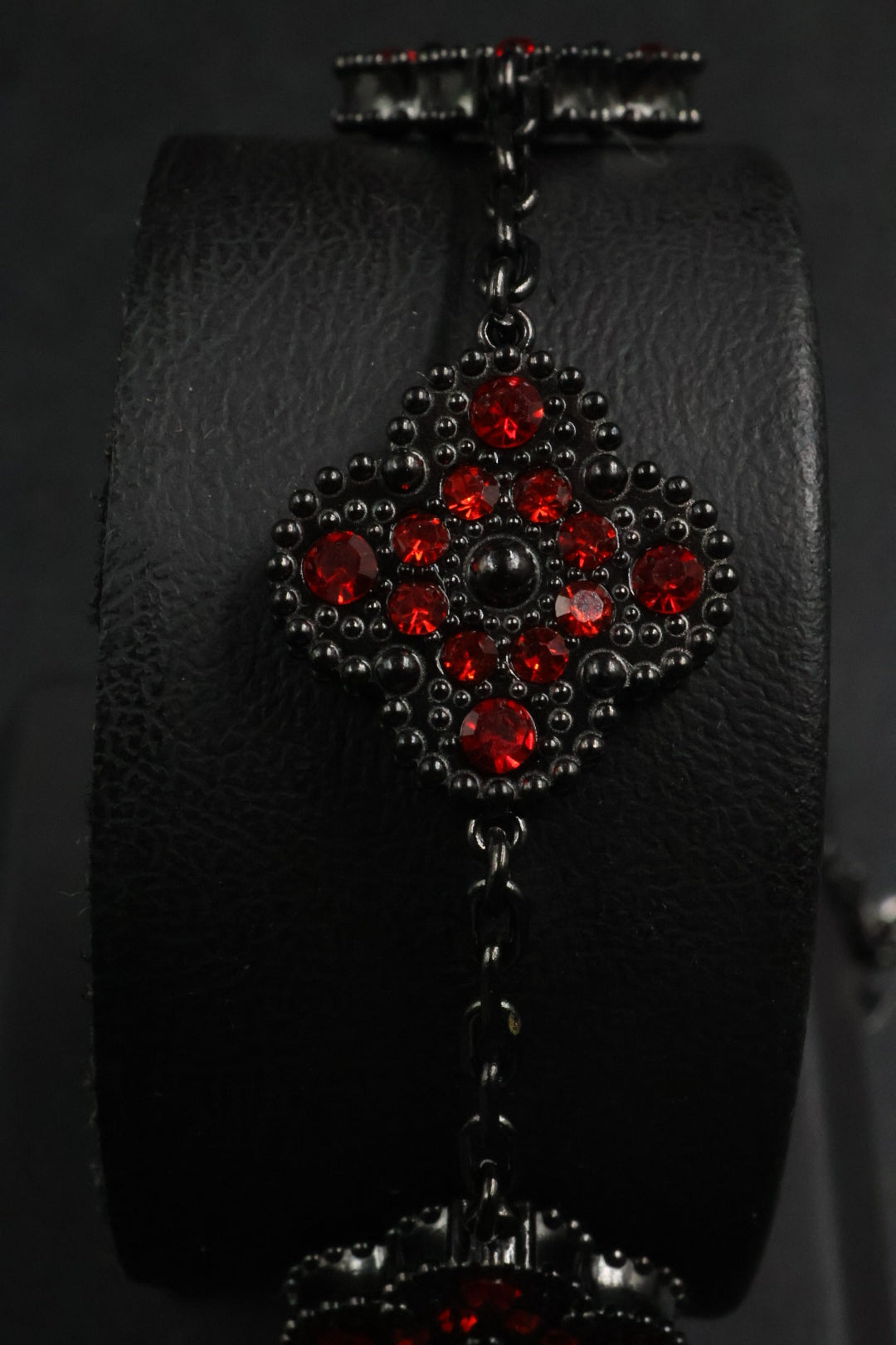 Pulsera Trébol Negro - Zirconias Rojo.