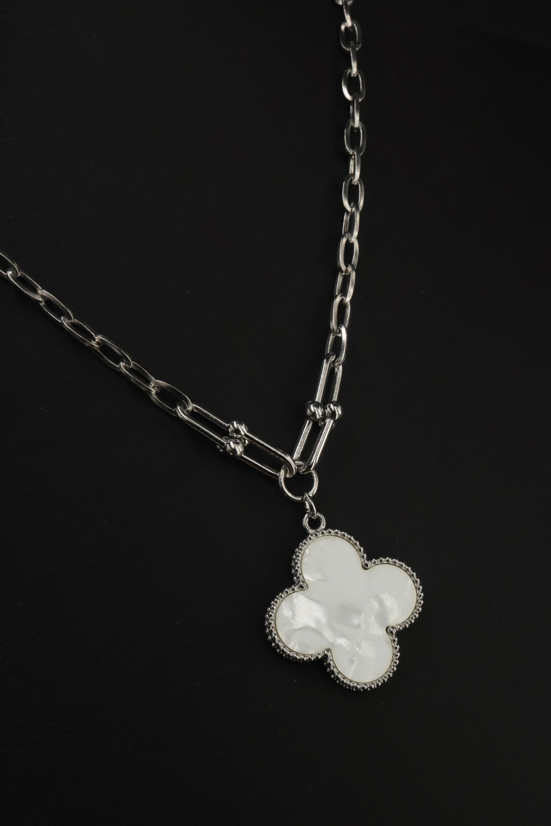 Collar Grande 1 trébol - Plateado / Blanco.