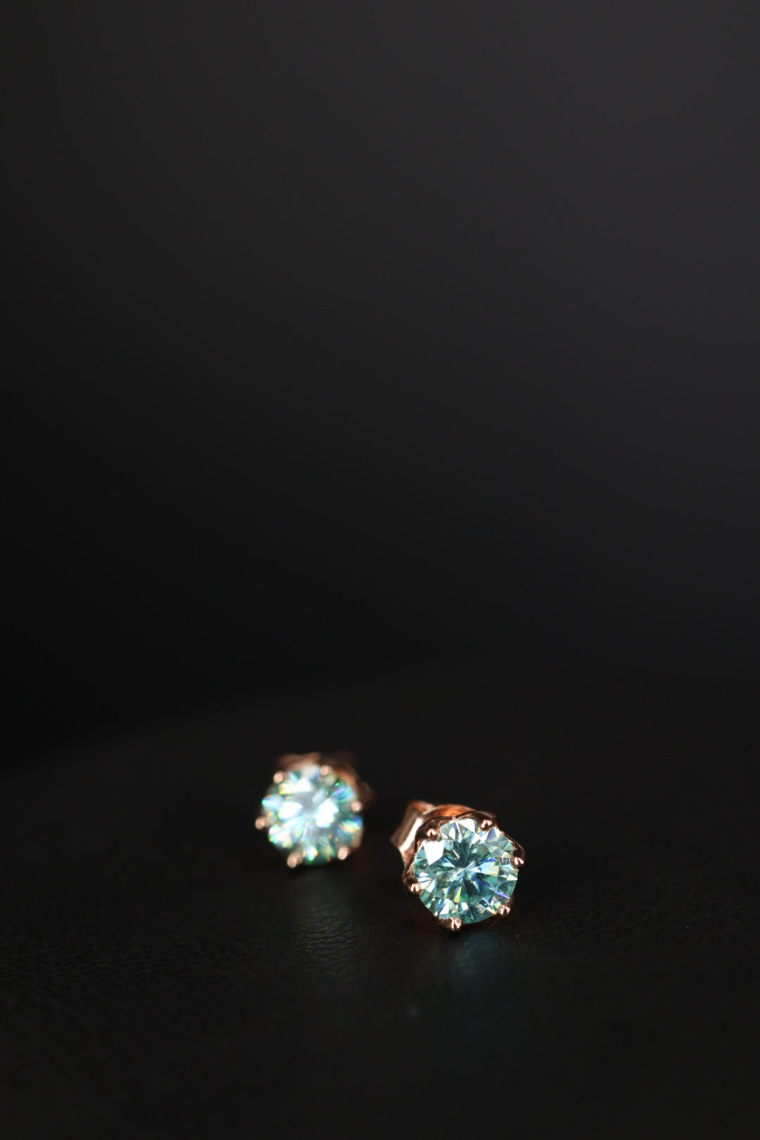 Aretes Plata .925 Baño de Oro Rosa - Moissanita Blue 0.5 ct.