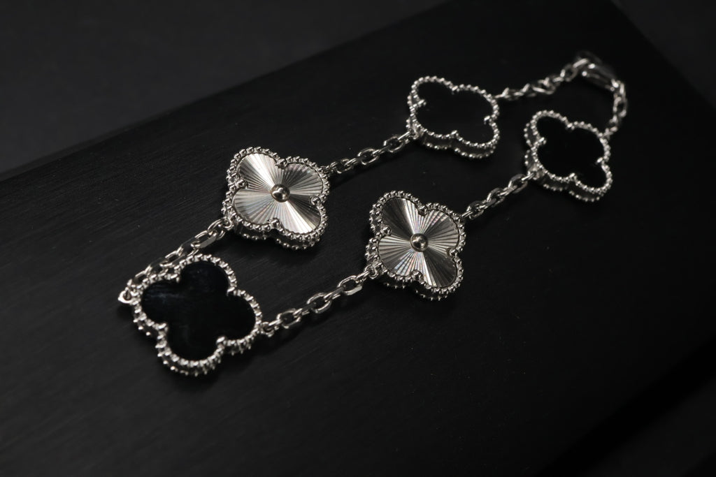 Pulsera Trébol Negro - Láser Plateado.
