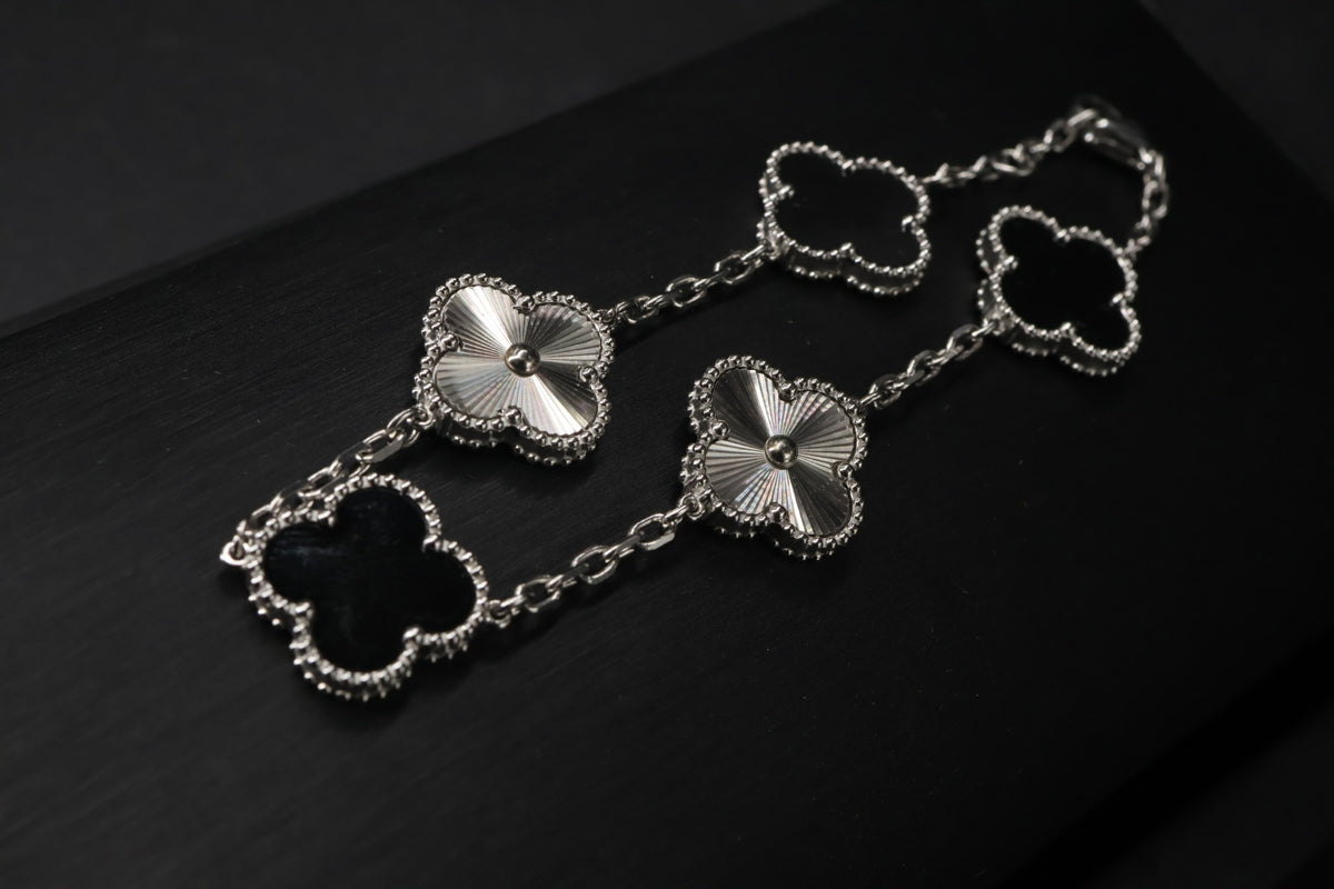 Pulsera Trébol Negro - Láser Plateado.