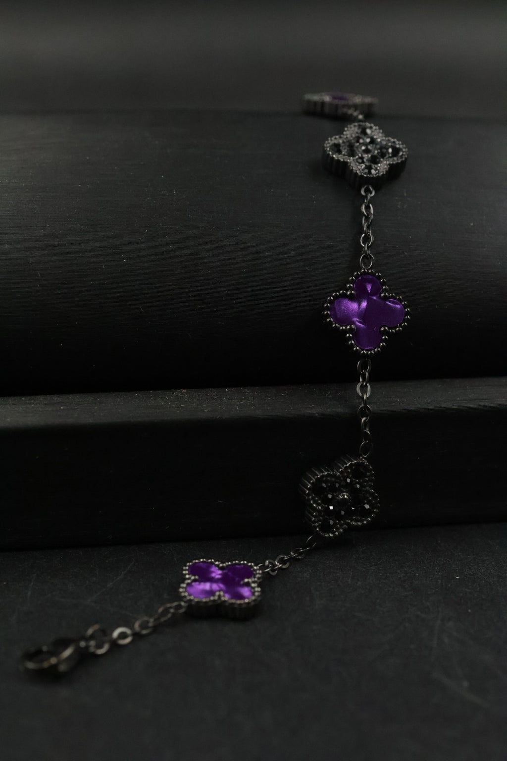 Pulsera Trébol Morado Mármol - Zirconias Negras.