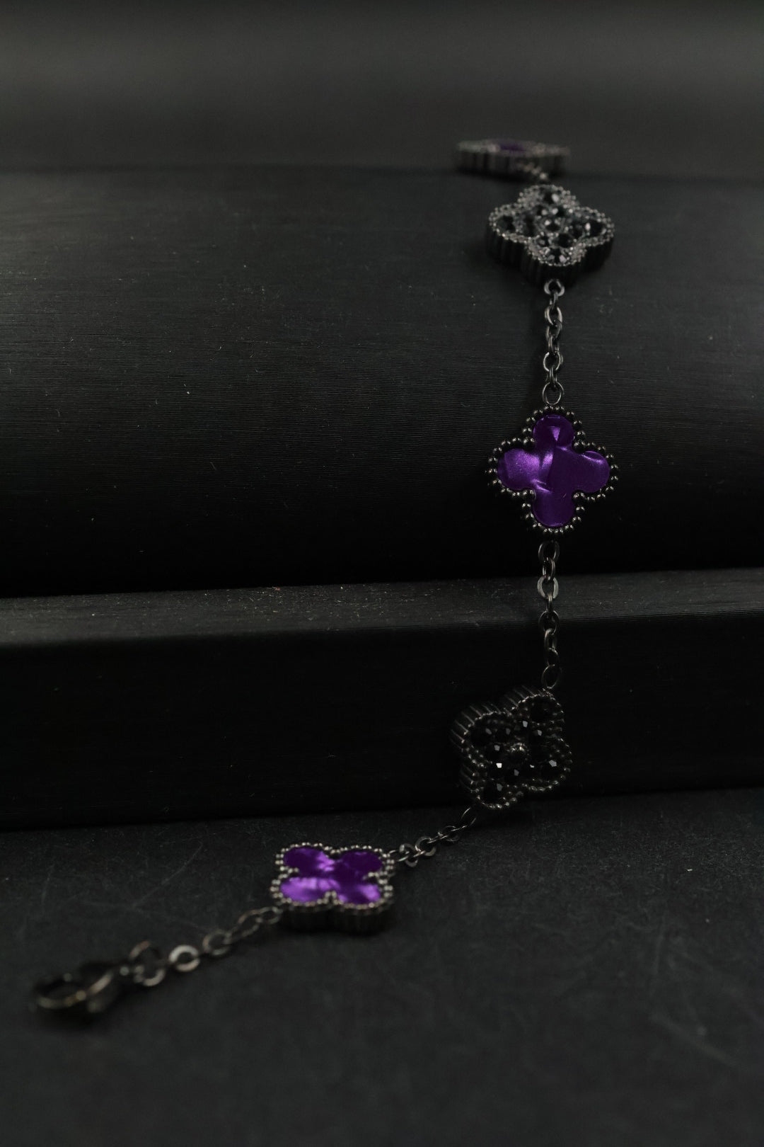 Pulsera Trébol Morado Mármol - Zirconias Negras.