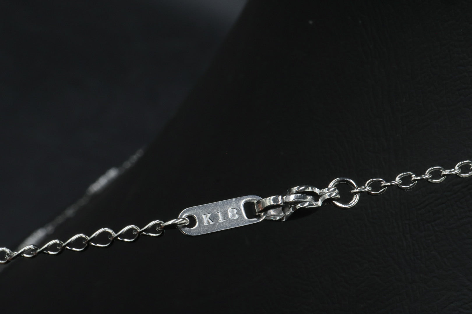 Collar Largo Trébol 13 mm Negro Marmolado. - Plateado.