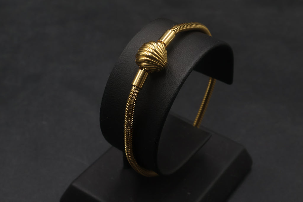 Pulsera dorada tipo Pandora 3.