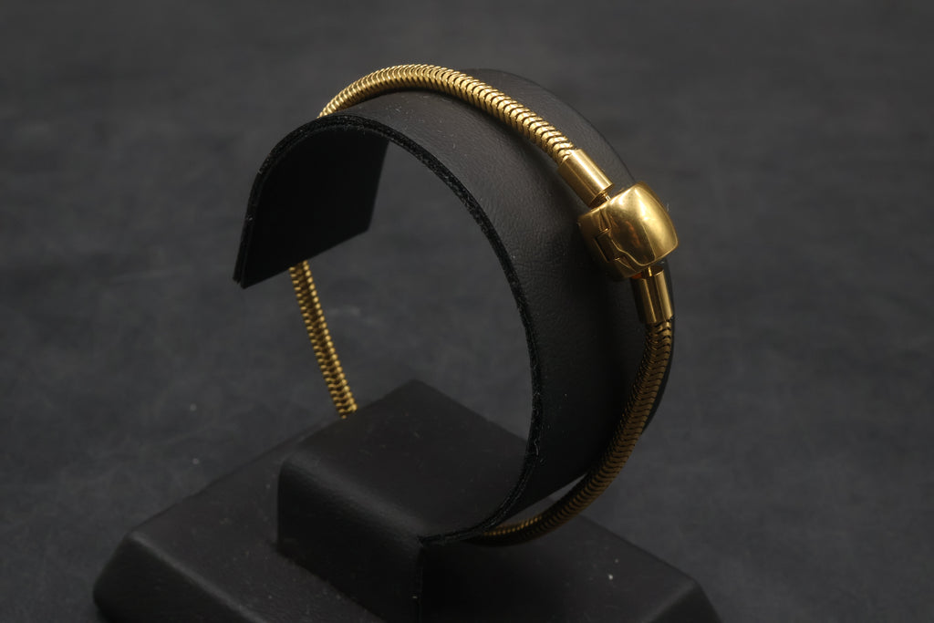 Pulsera dorada tipo Pandora 6.