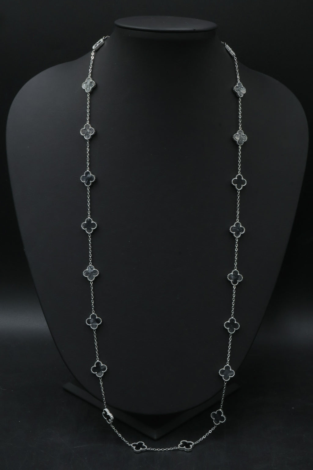 Collar Largo Trébol 13 mm Negro Marmolado. - Plateado.