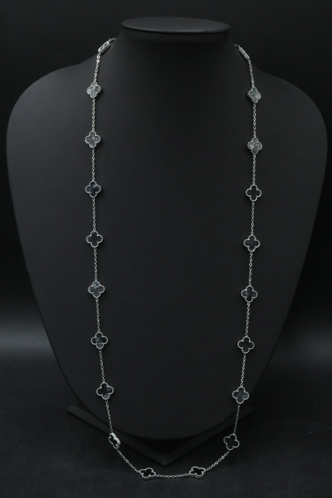 Collar Largo Trébol Negro Marmoleado. - Plateado.