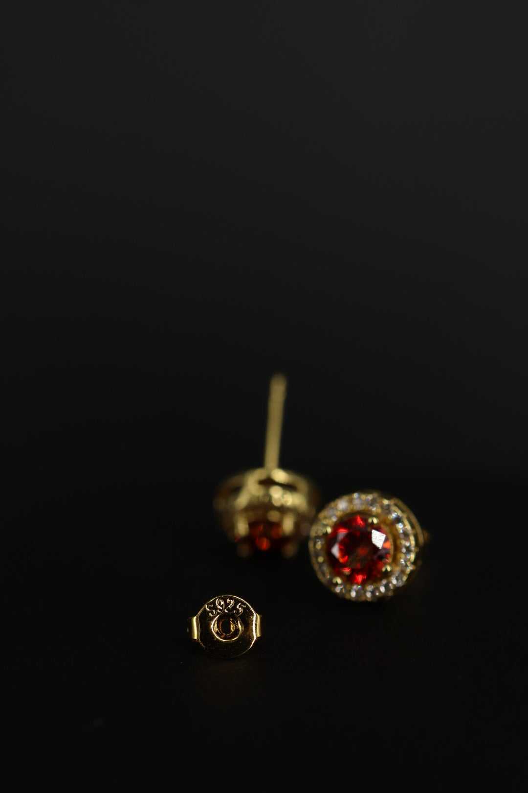 Aretes Circle Plata .925 Baño de Oro - Moissanita Red 0.5 ct.