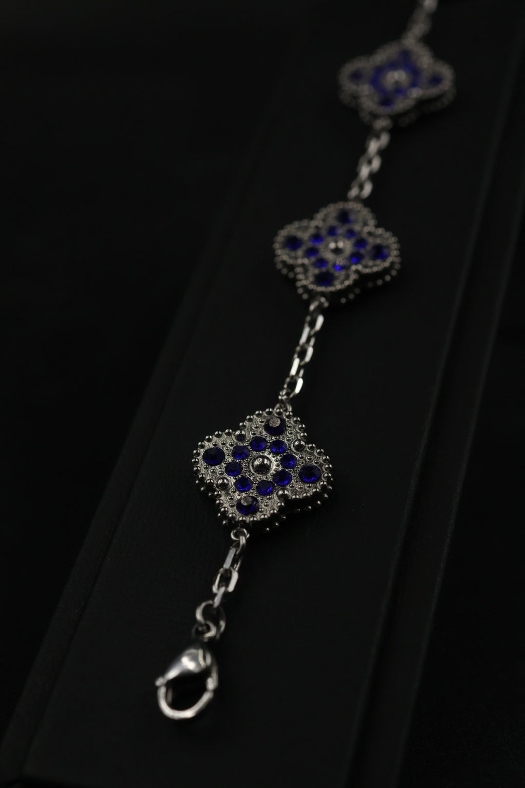 Pulsera Trébol Plateado - Zirconias Azules.