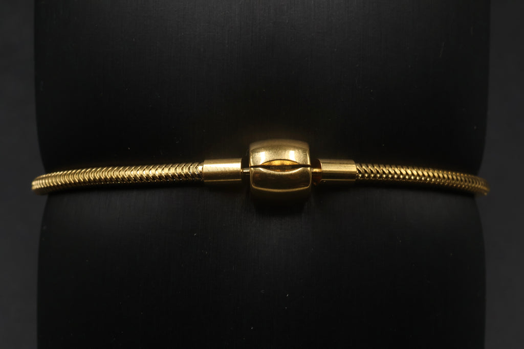 Pulsera dorada tipo Pandora 6.
