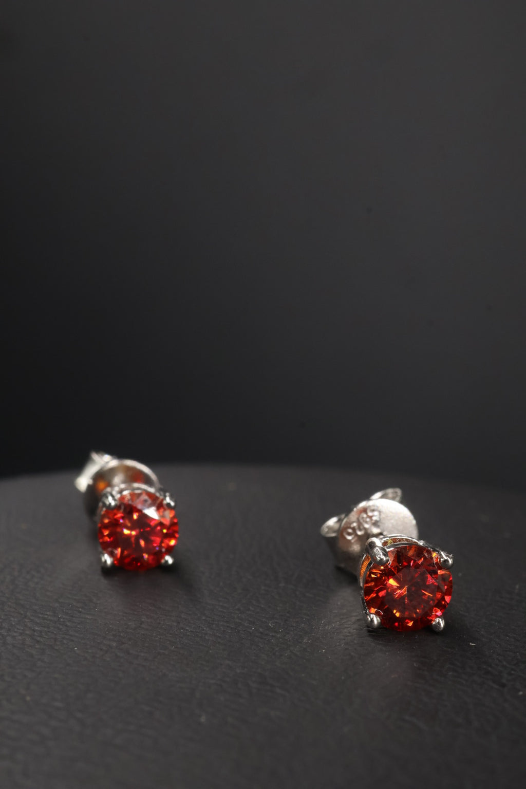 Aretes Plata .925 - Moissanita Red 0.5 ct.