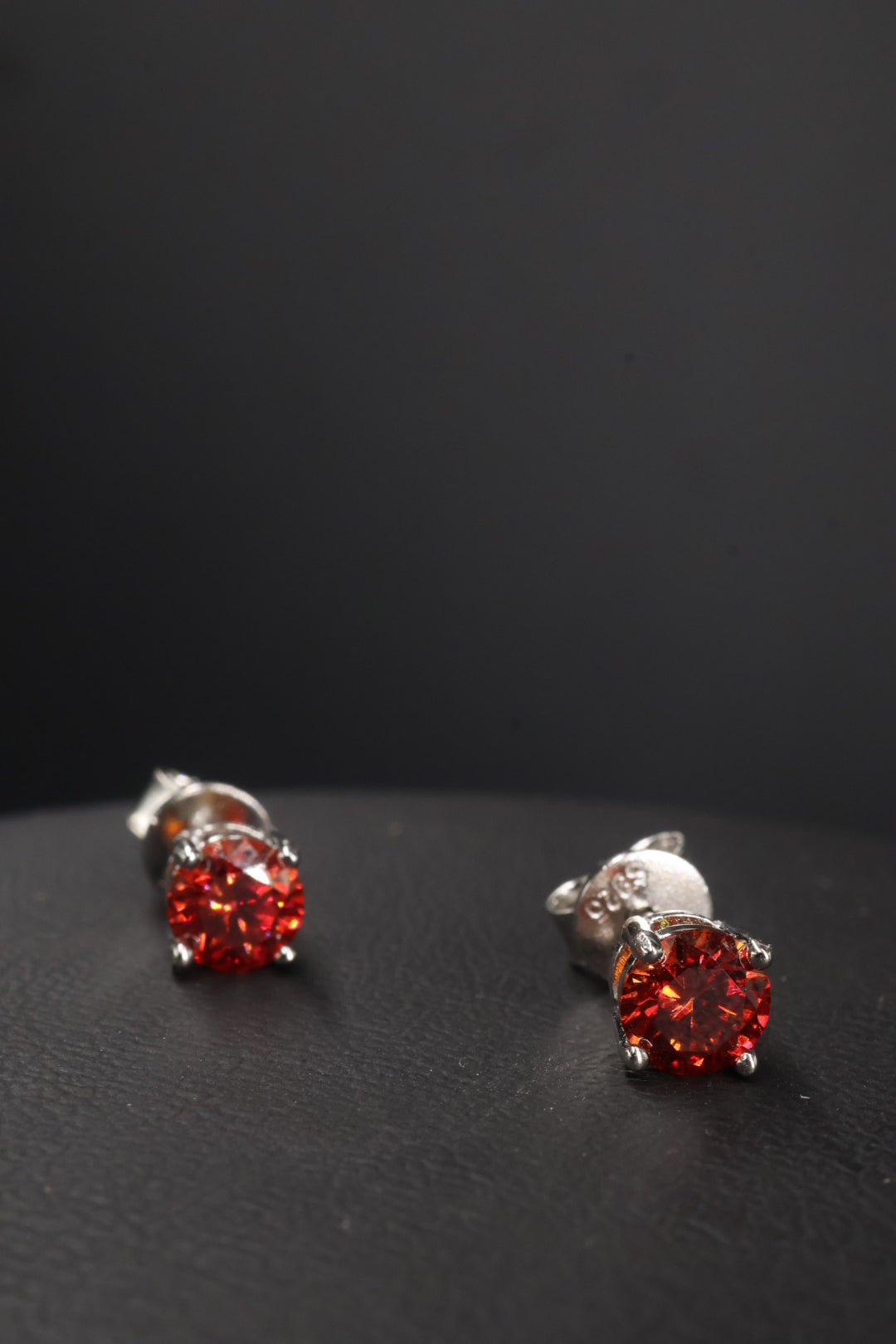 Aretes Plata .925 - Moissanita Red 0.5 ct.