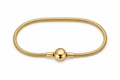 Pulsera dorada tipo Pandora 7.