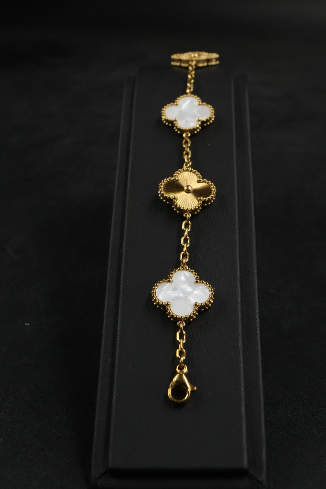 Pulsera Trébol Blanco Nácar - Láser Dorado.
