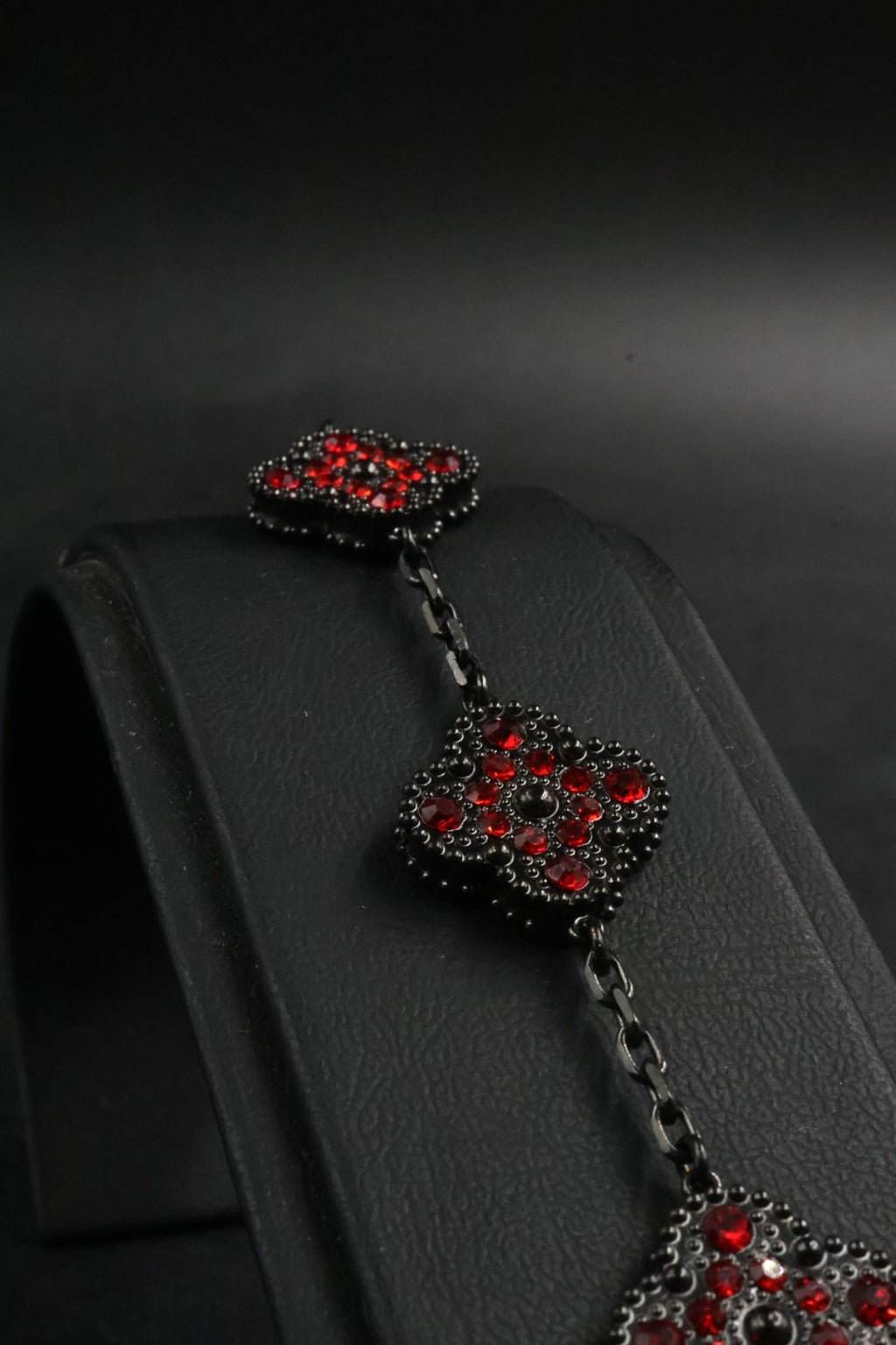 Pulsera Trébol Negro - Zirconias Rojo.