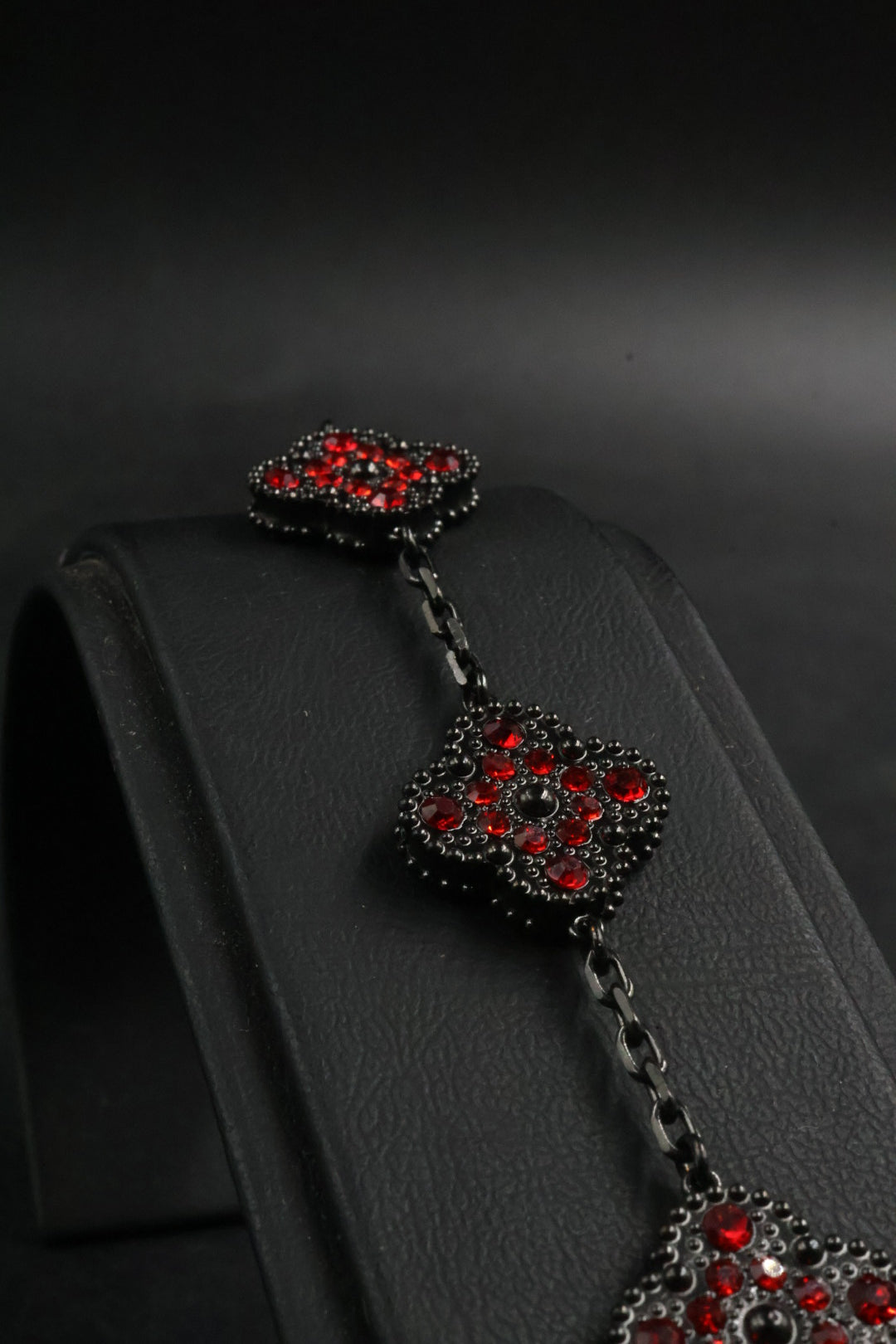 Pulsera Trébol Negro - Zirconias Rojo.