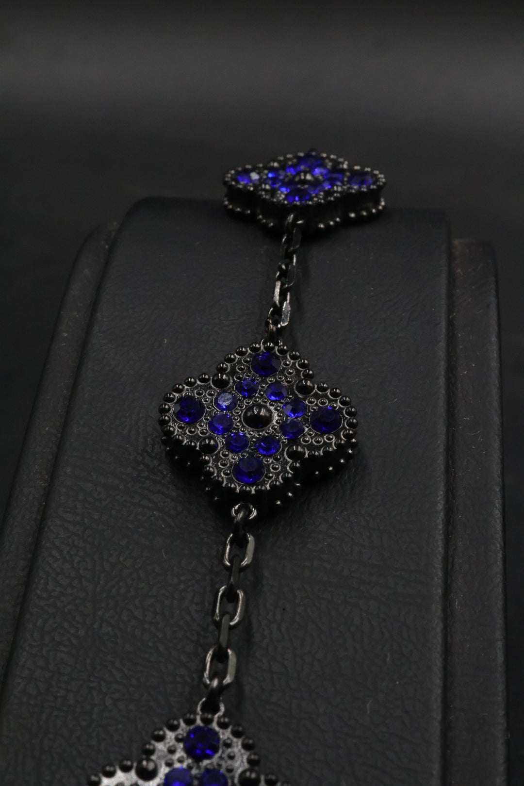 Pulsera Trébol Negro - Zirconias Azul.