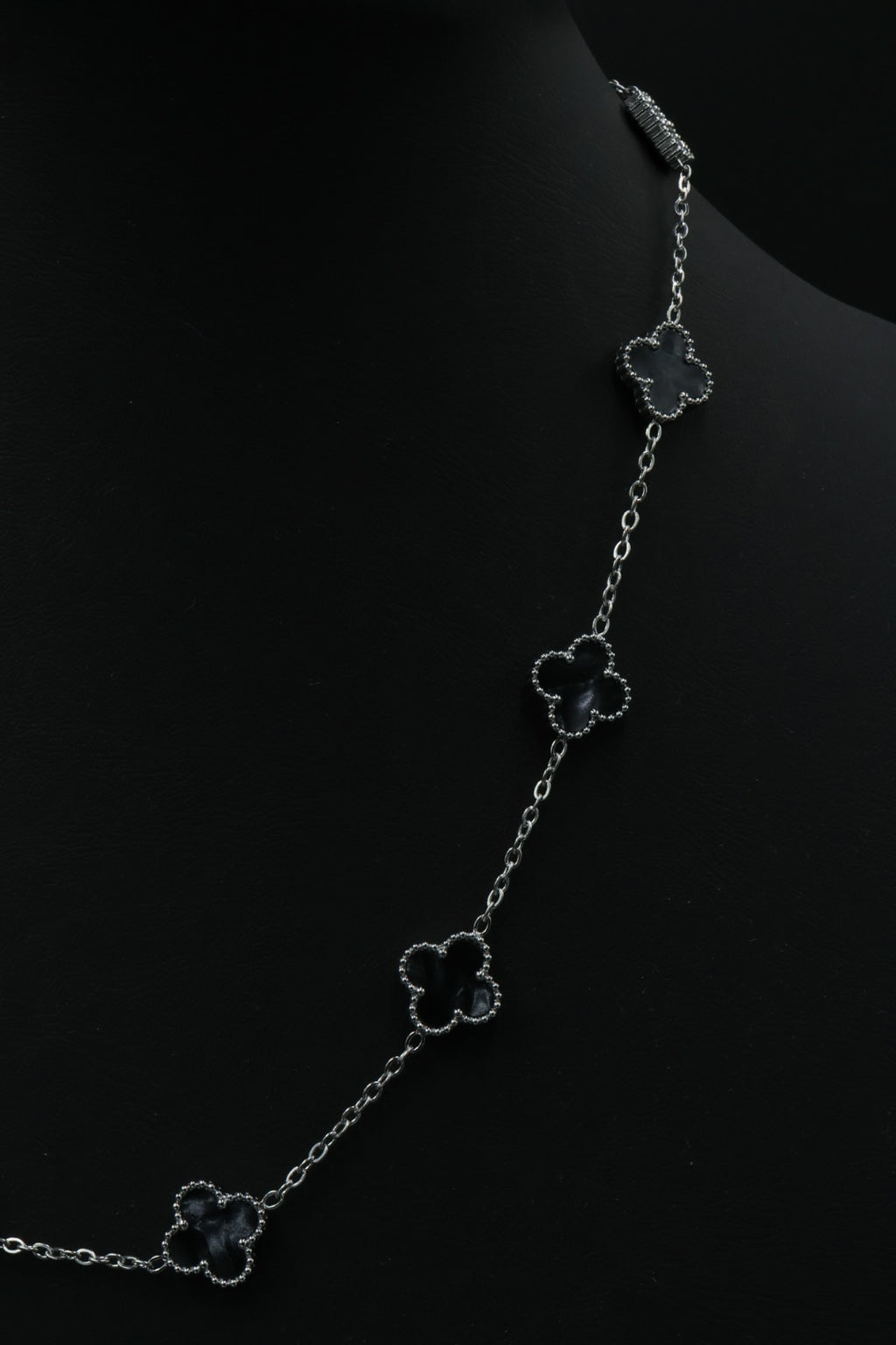 Collar Trébol 13 mm Negro Marmolado. - Plateado. 