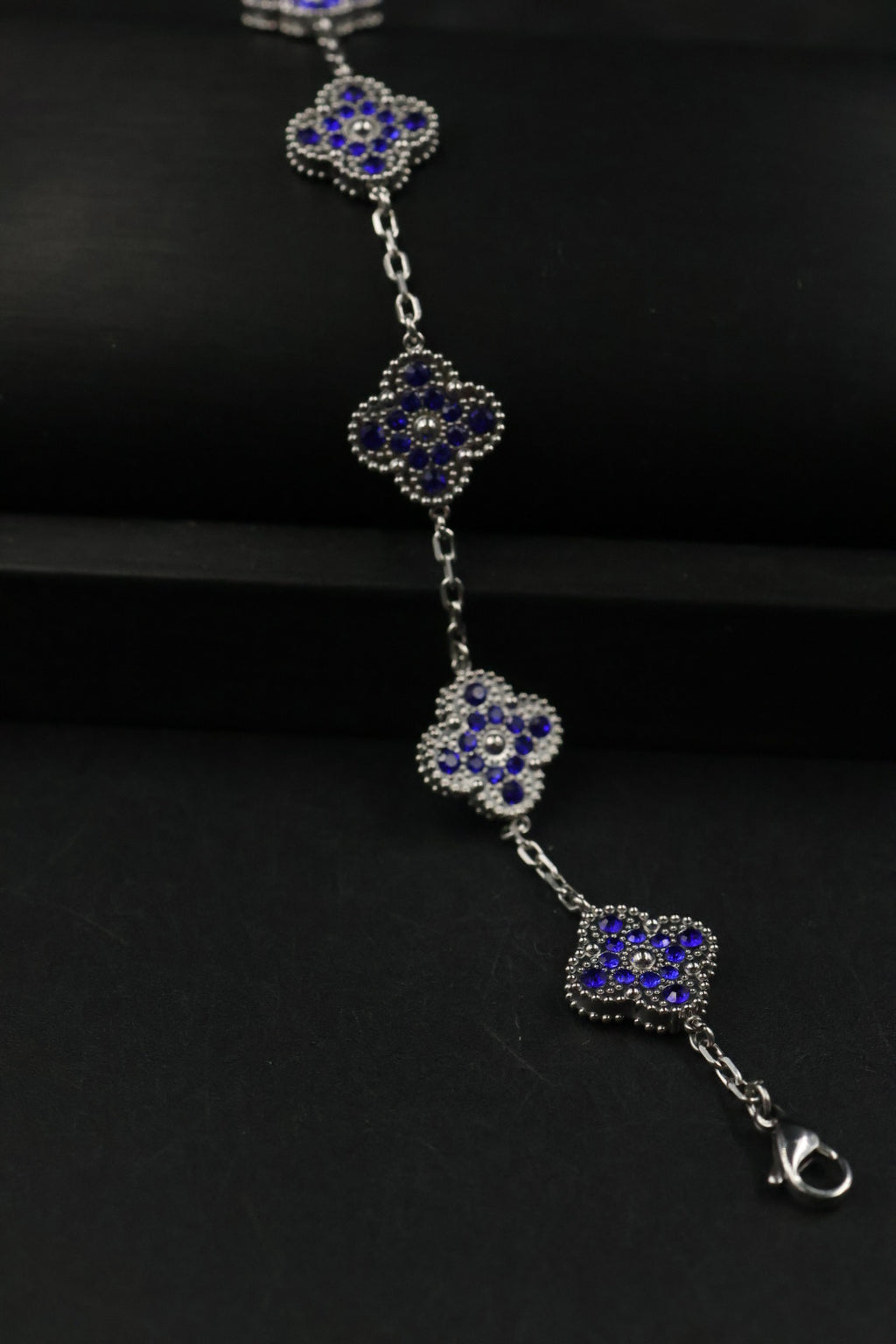 Pulsera Trébol Plateado - Zirconias Azules.