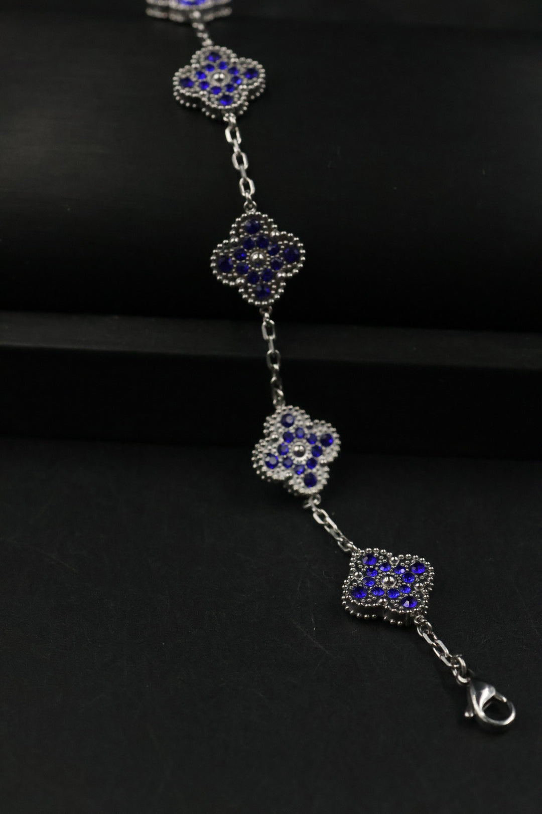 Pulsera Trébol Plateado - Zirconias Azules.