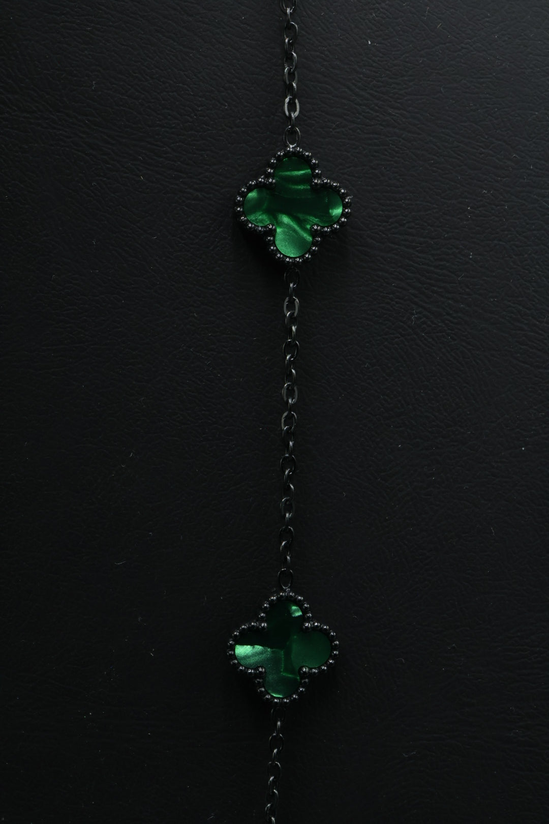 Collar Largo Trébol 13 mm Verde Marmolado. - Negro.