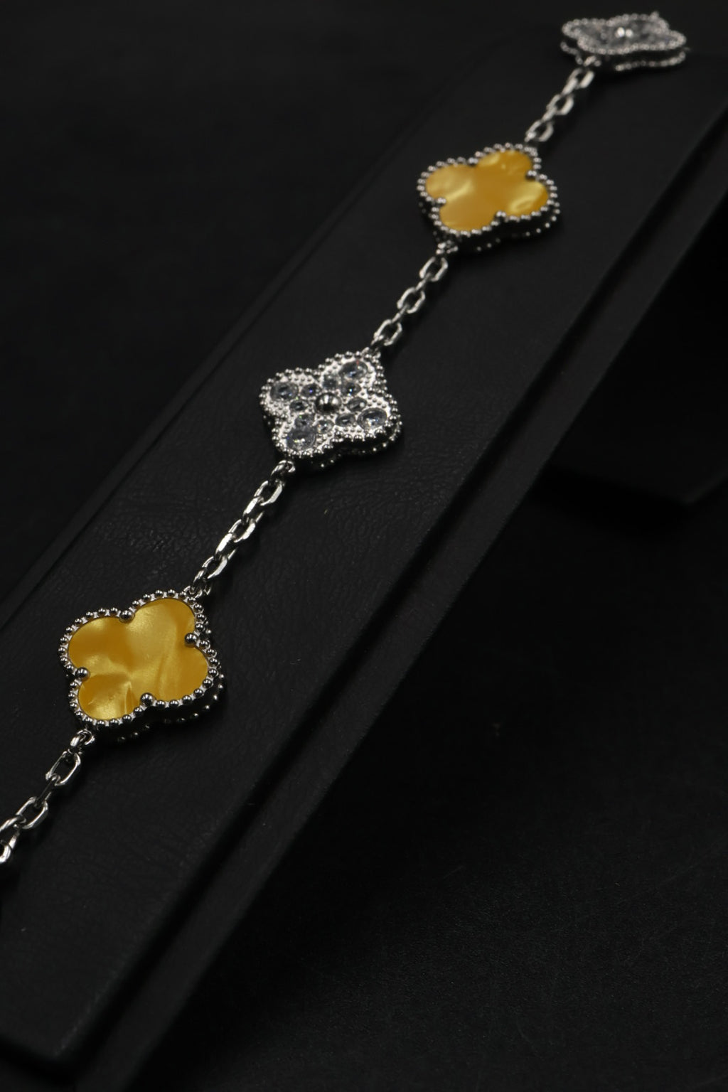 Pulsera Trébol 15 mm Mármol Amarillo con Zirconias