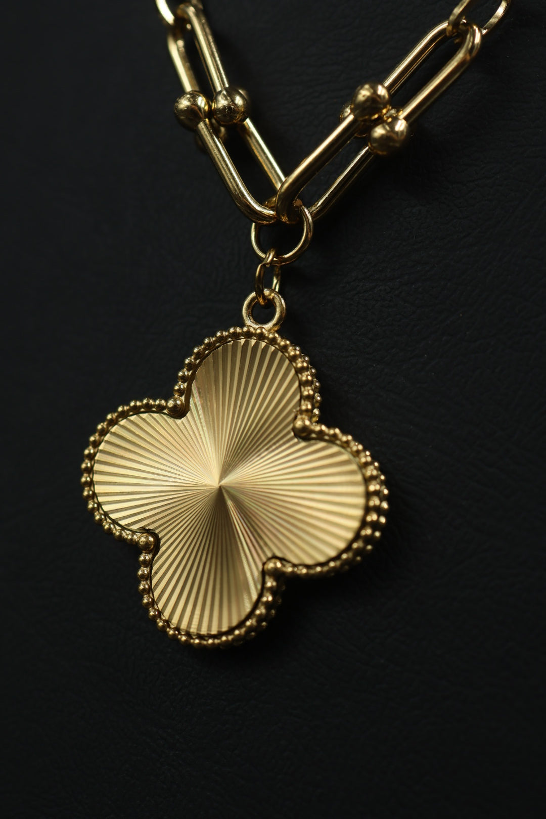 Collar Grande 1 trébol - Dorado / Láser.