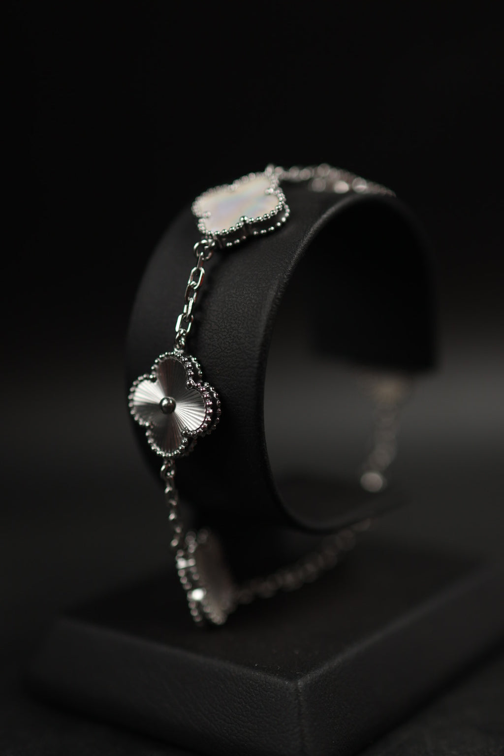 Pulsera Trébol Blanco Tornasol - Láser Plateado.