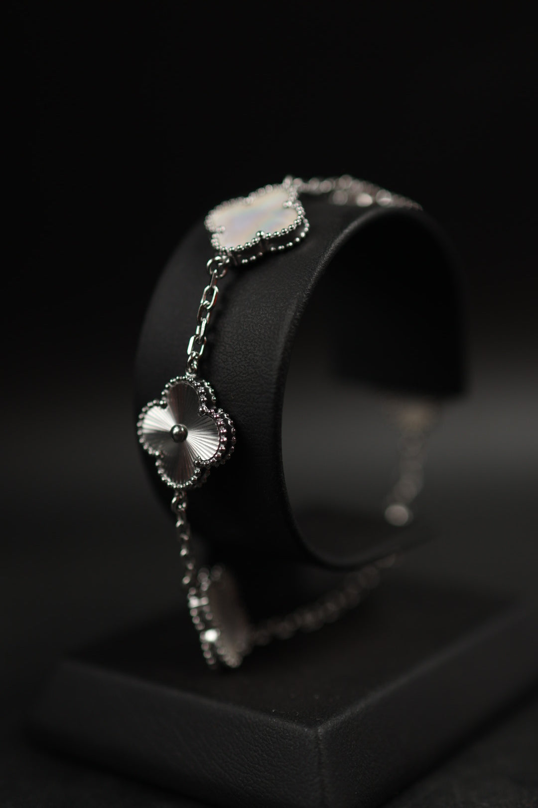 Pulsera Trébol Blanco Tornasol - Láser Plateado.