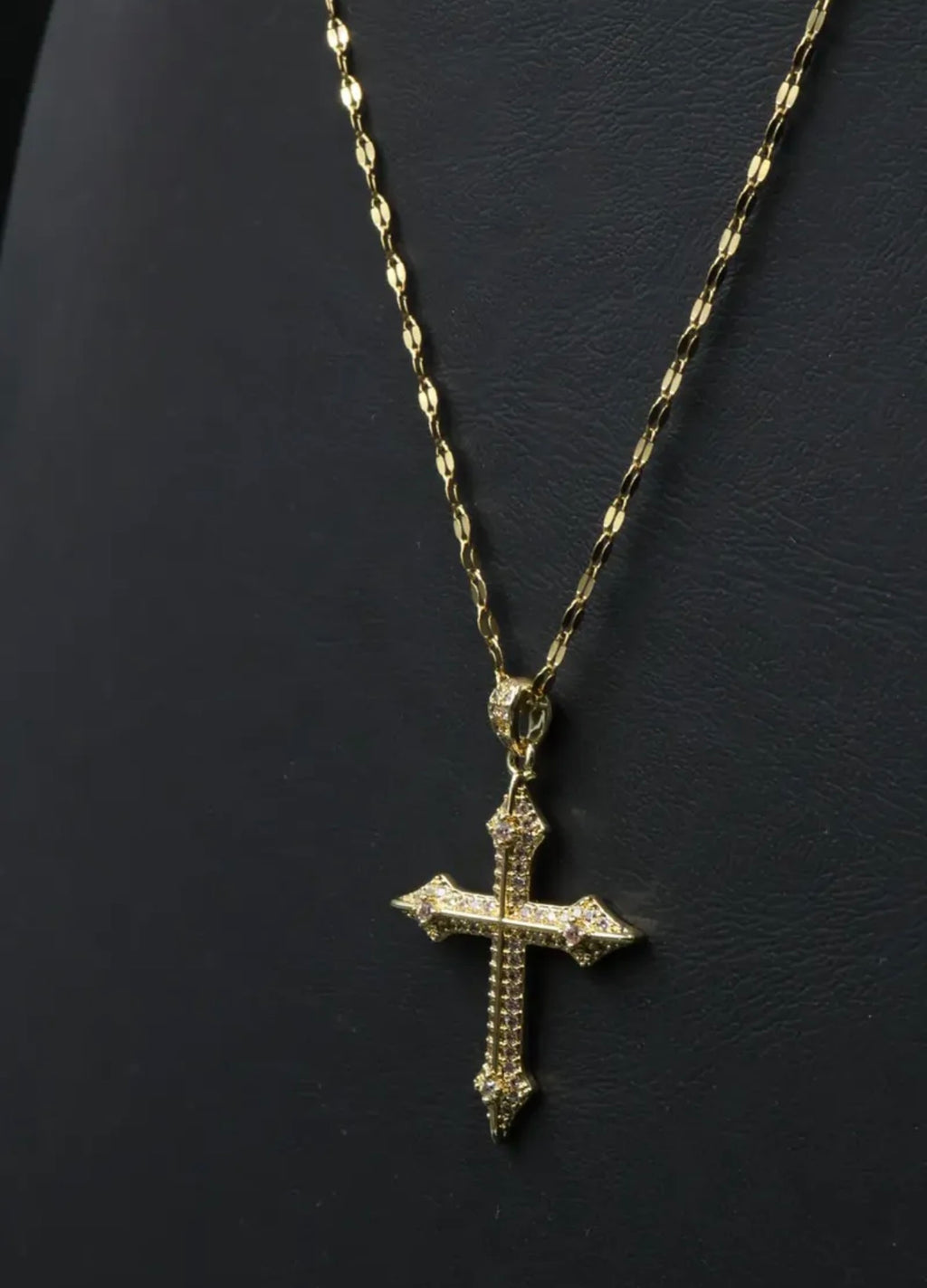 Collar con dije de Cruz con Zirconias.