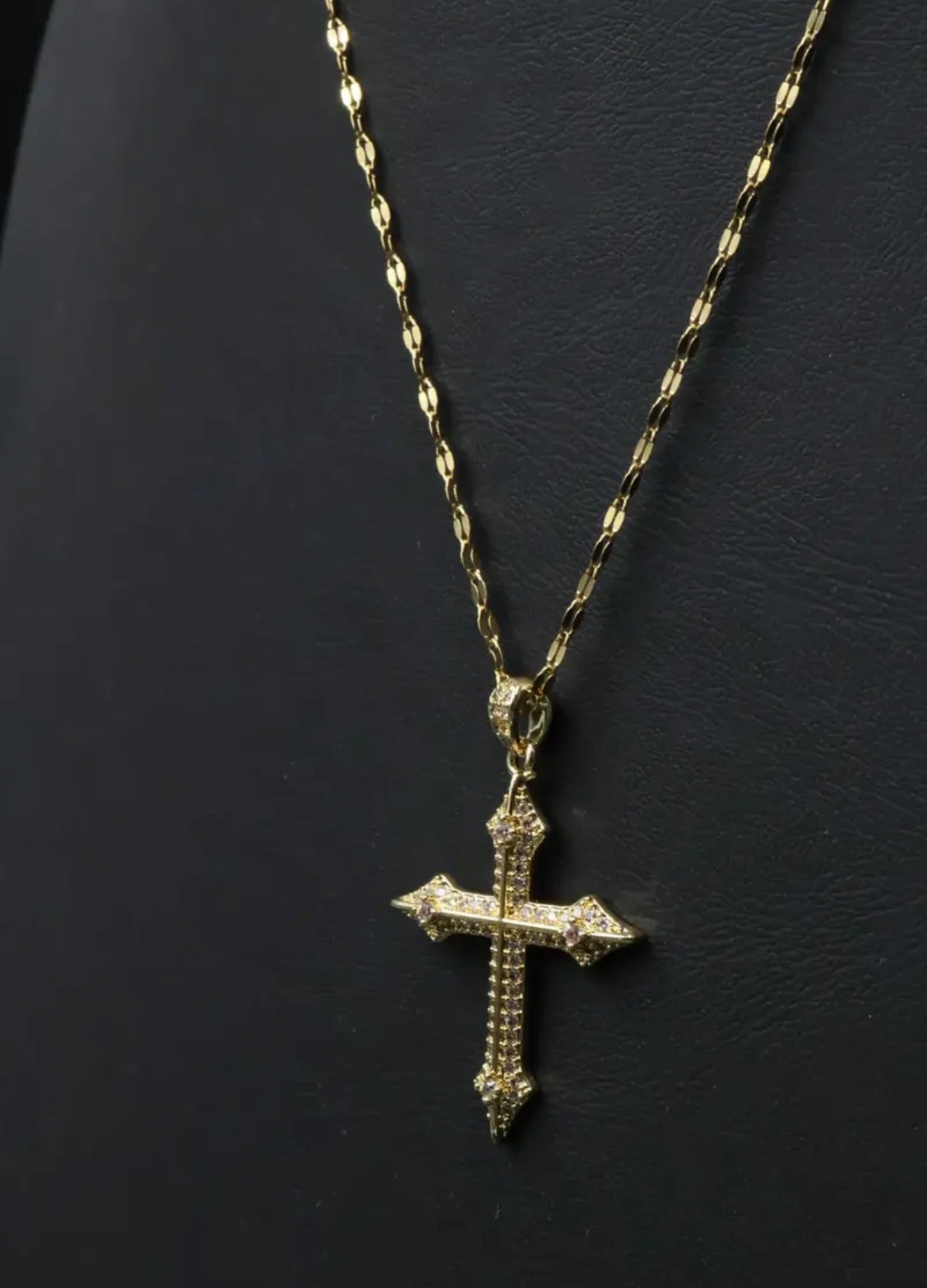Collar con dije de Cruz con Zirconias.