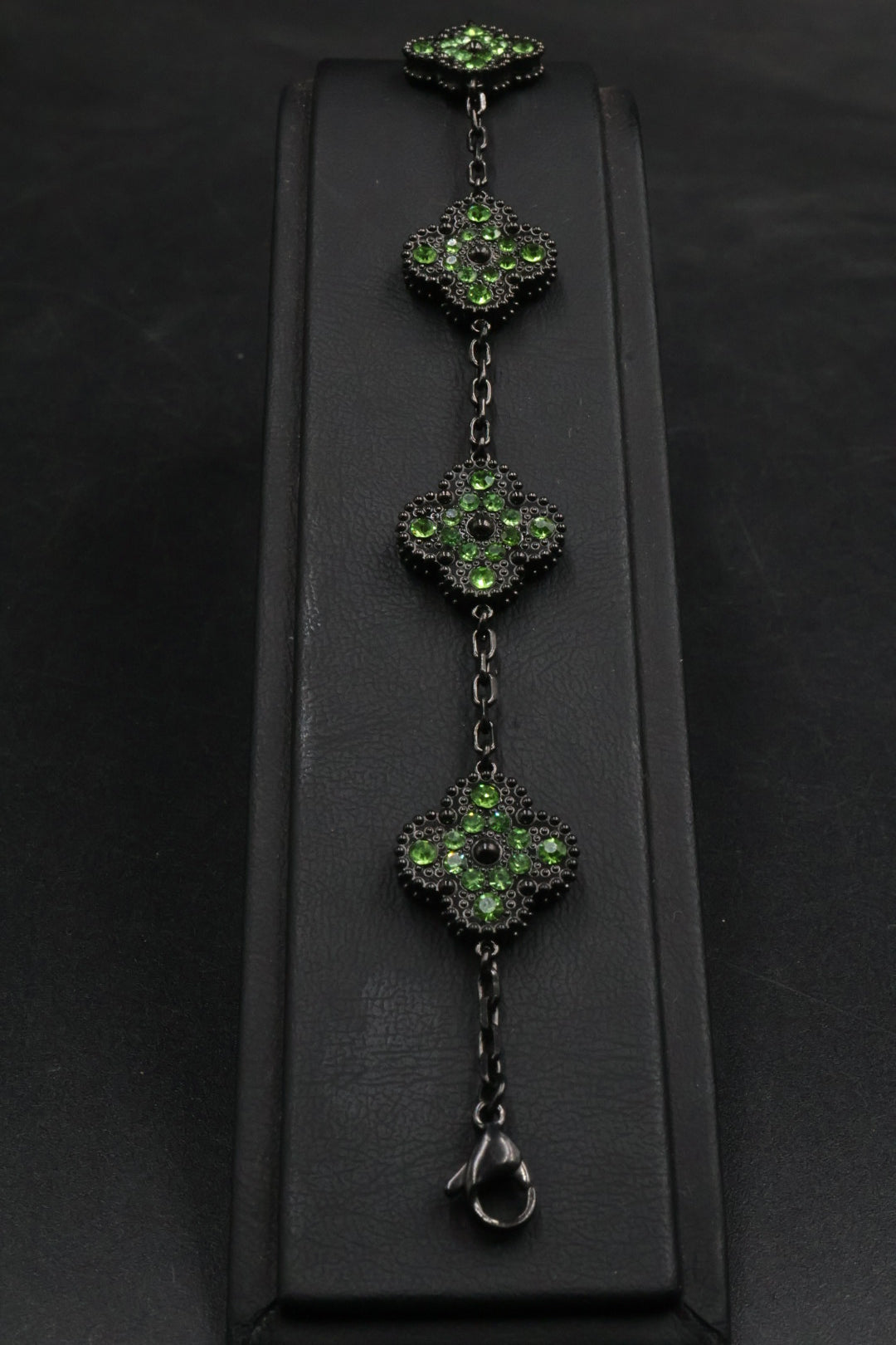 Pulsera Trébol Negro - Zirconias Verdes.