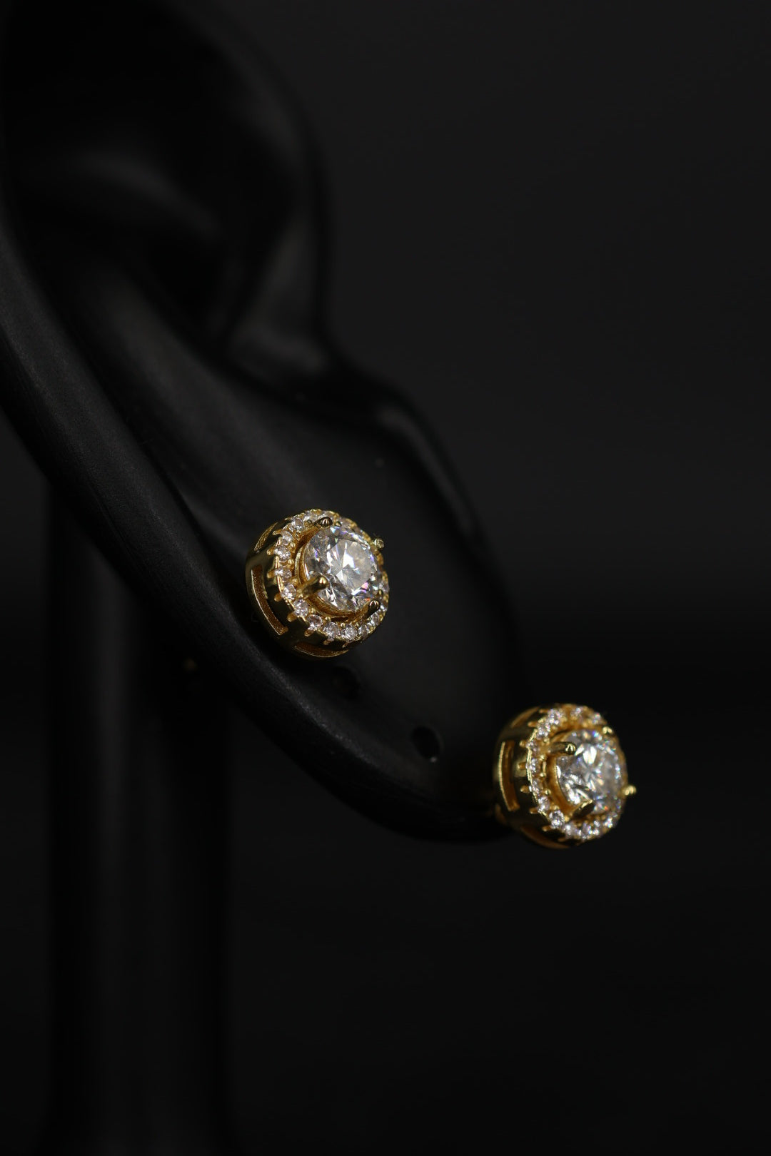 Aretes Circle Plata .925 Baño de Oro - Moissanita Blue 0.5 ct.