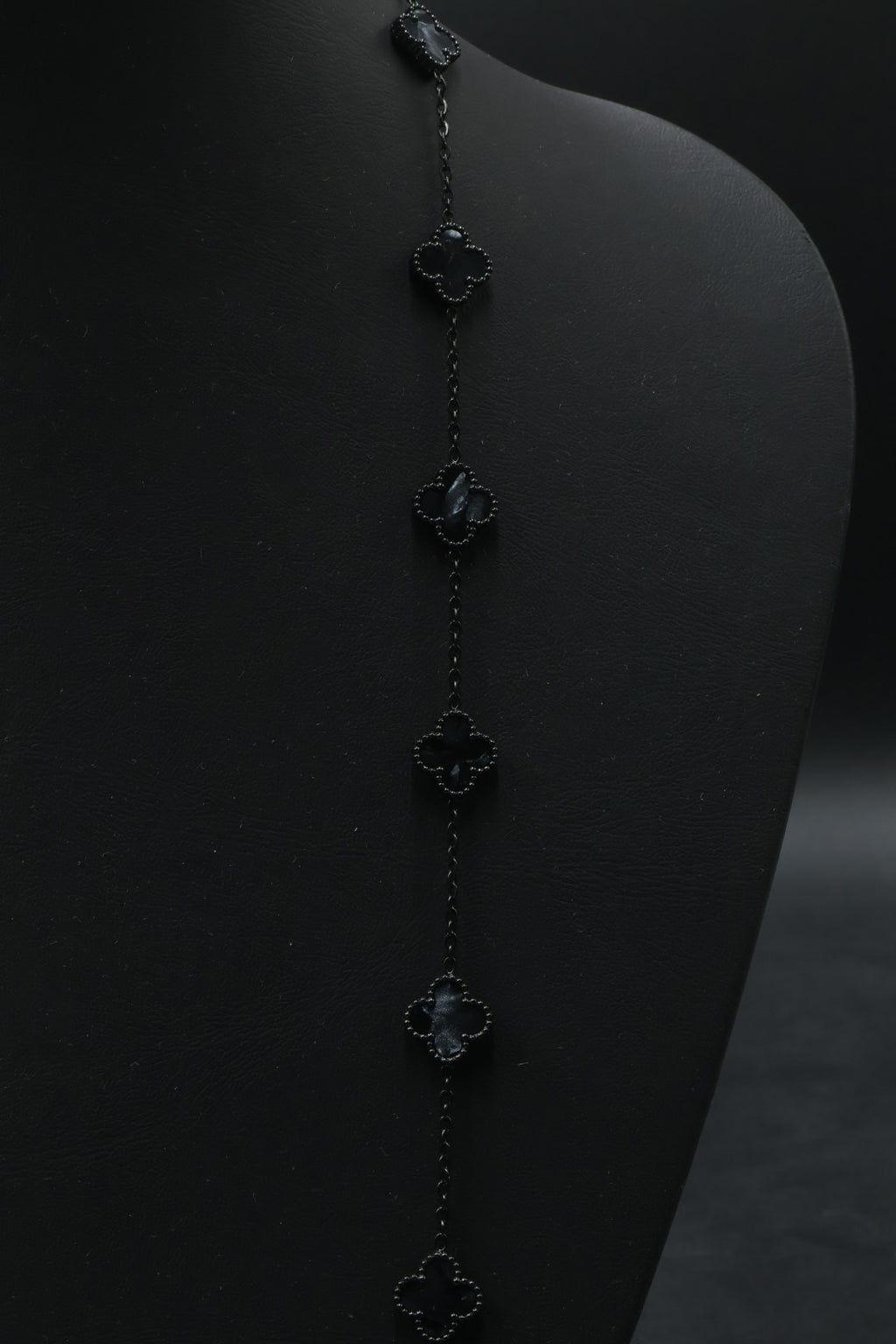 Collar Largo Trébol 13 mm Negro Marmolado. - Negro.