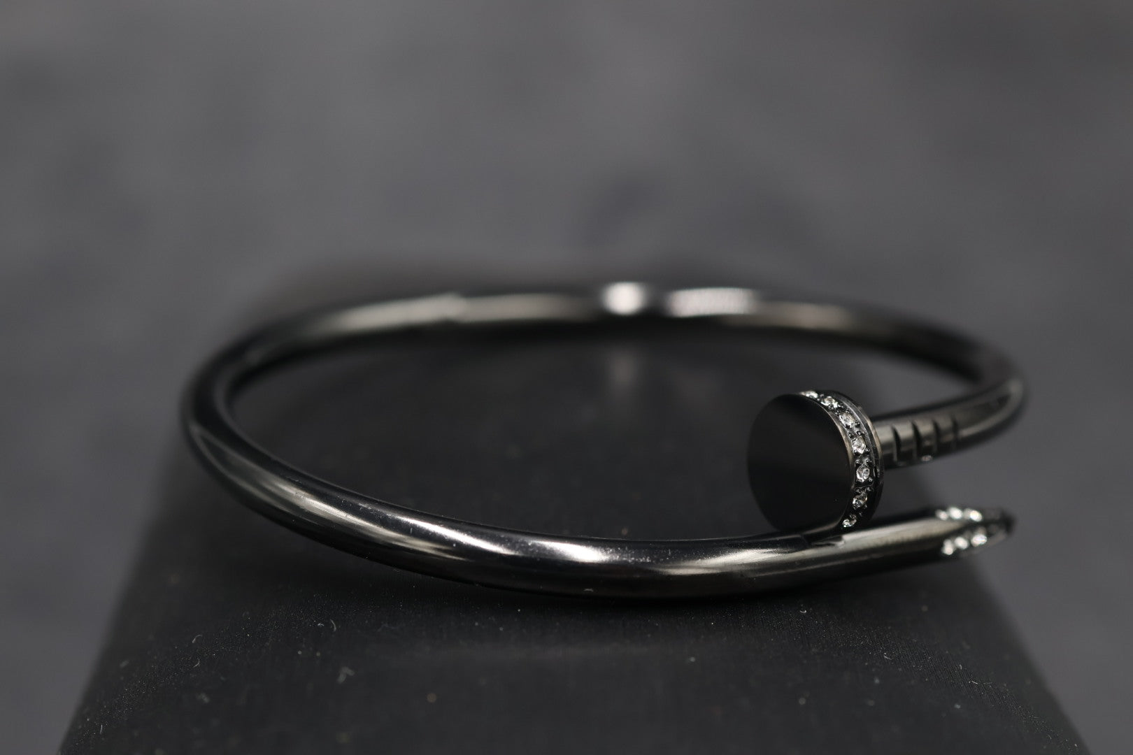 Pulsera Brazalete Clavo Drill - Negro Zirconias.