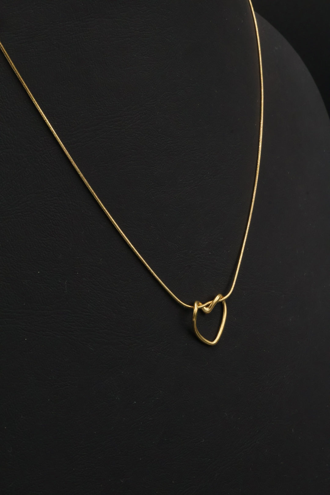 Collar con dije de Corazón Dorado.