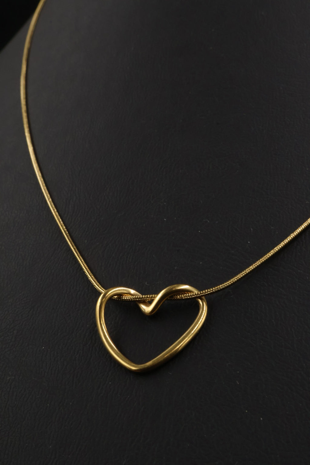 Collar con dije de Corazón Dorado.
