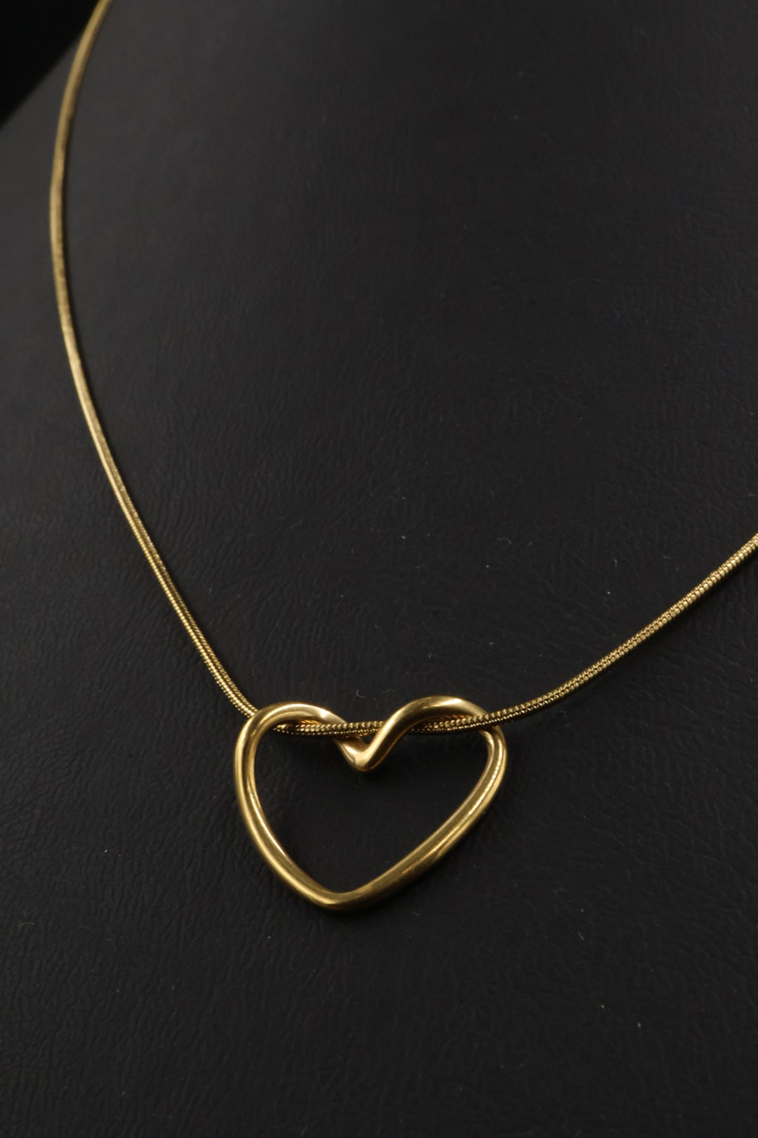 Collar con dije de Corazón Dorado.