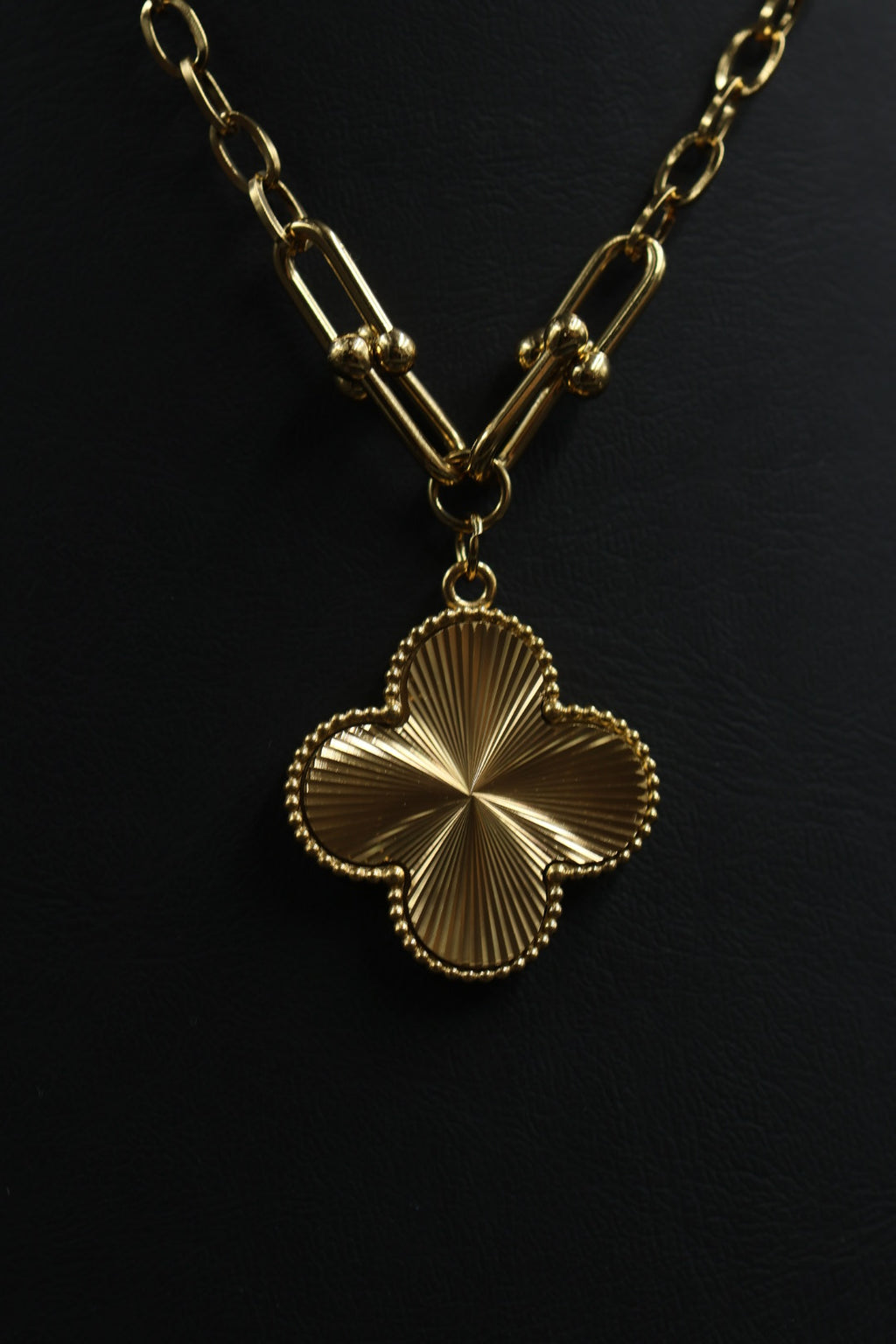 Collar Grande 1 trébol - Dorado / Láser.