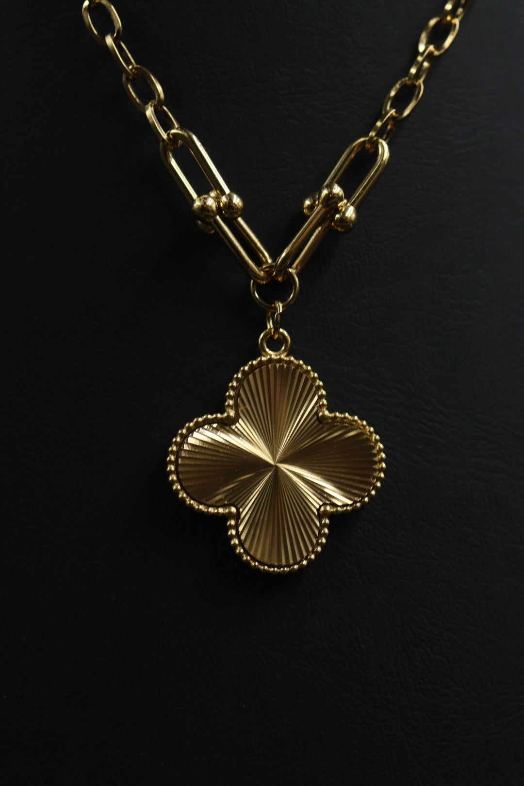 Collar Grande 1 trébol - Dorado / Láser.