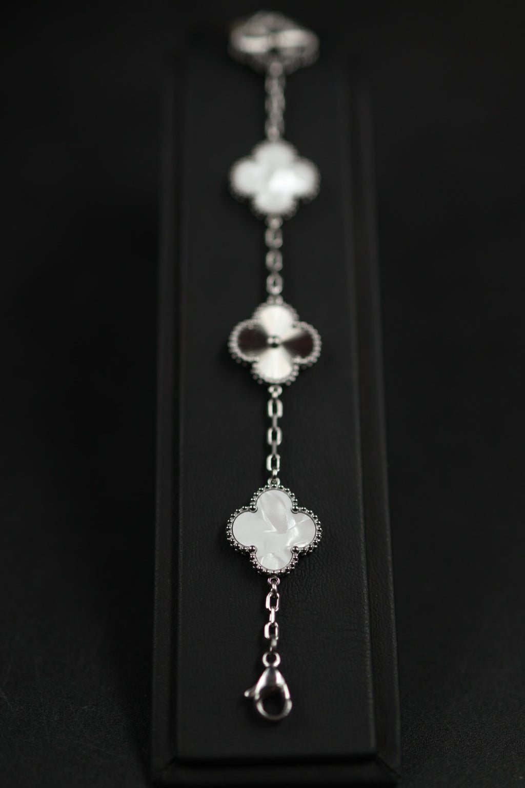 Pulsera Trébol Blanco Nácar - Láser Plateado.