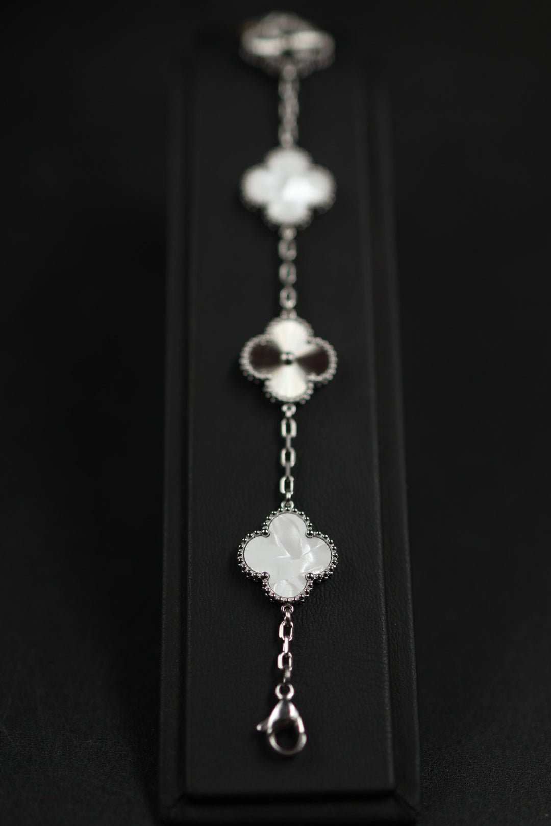 Pulsera Trébol Blanco Nácar - Láser Plateado.